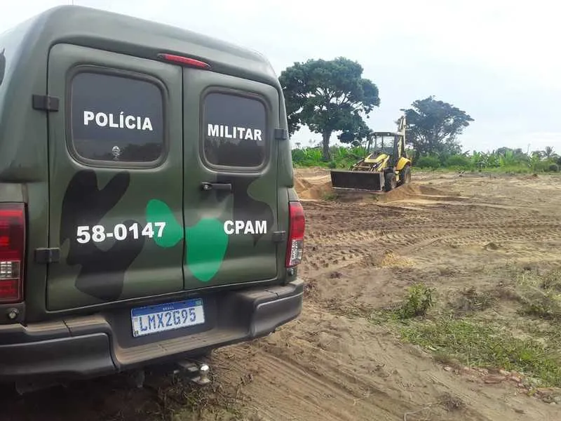 O homem foi encontrado operando uma máquina retroescavadeira