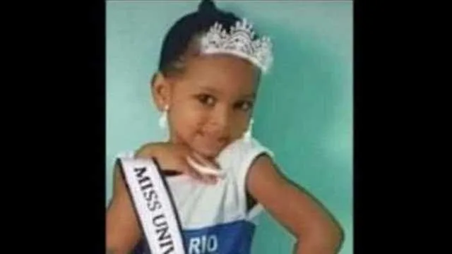 A menina passava pela região acompanhada da mãe no momento do ataque e acabou atingida na perna