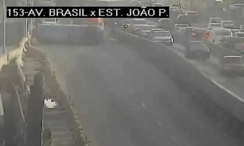 A Avenida Brasil ficou interditada e apresentou lentidão durante toda a manhã 