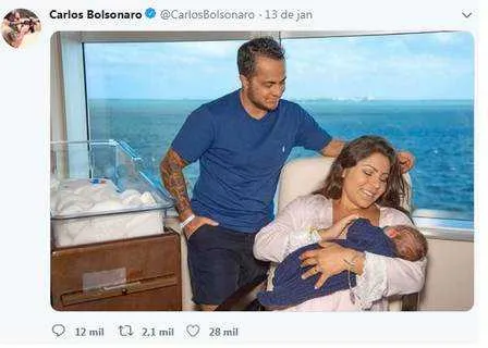 Carlos Bolsonaro postou duas fotos da família e não escreveu legenda
