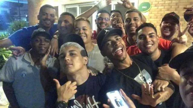 O DJ Rennan da Penha festejou sua liberdade com amigos na casa de seu empresário