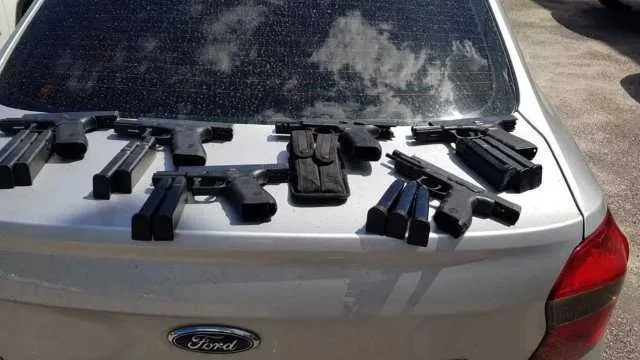 Seis pistolas, R$ 260 mil em espécie, carregadores, aparelhos telefônicos, cheques e outros materiais foram apreendidos 