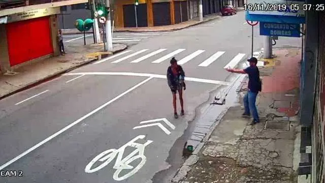 De acordo com a polícia, Zilda abordou Aderbal pedindo R$ 1 para comprar pão