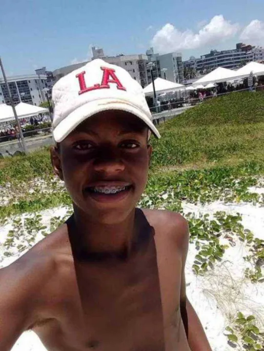 Imagem ilustrativa da imagem Morre adolescente baleado ao lado do pai no Rio