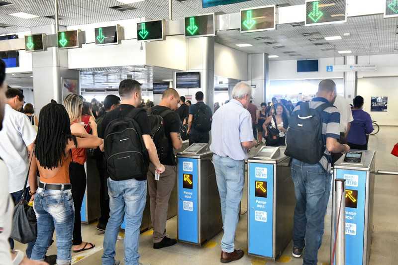 Como chegar até Clube Português em Niterói de Ônibus ou Barca?