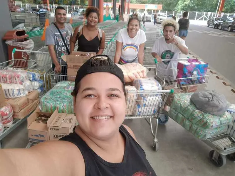 A associação formada por Lázaro Domingos, Kassia Rapella, Eduardo Braga, Félix e Altere Inácio sai em compra dos produtos para as cestas