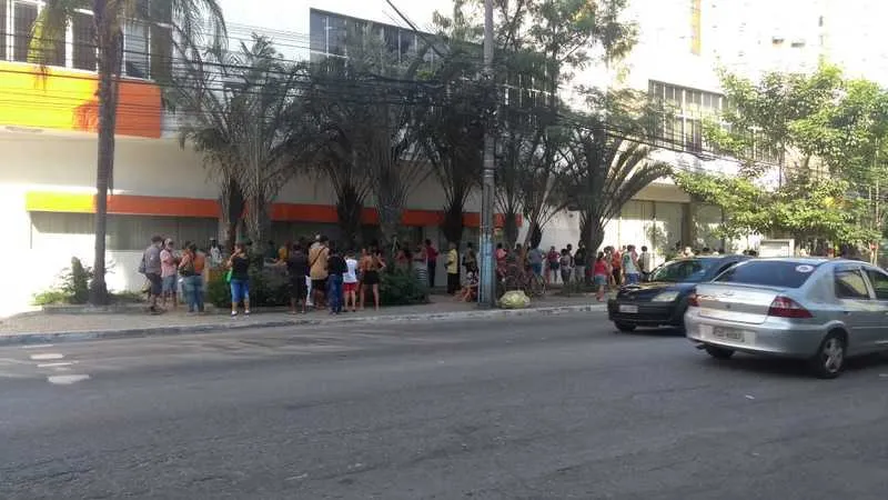 Uma fila se formou na frente da agência do Itaú que se localiza na Rua Doutor Alfredo Backer, no Alcântara