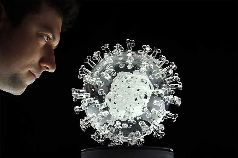 Escultura foi criada na Europa para mostrar as pessoas como é o coronavírus 