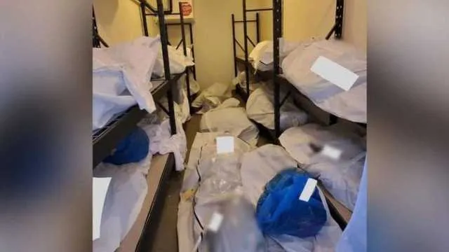 Funcionário de hospital nos Estados Unidos mostra corpos empilhados em hospital