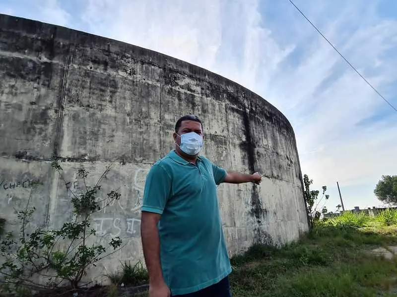 Assessor de projetos da Cedae, Dejorge Patrício, mostra o reservatório no Jardim Miriambi que terá a capacidade de armazenar de 10 milhões de litros de água