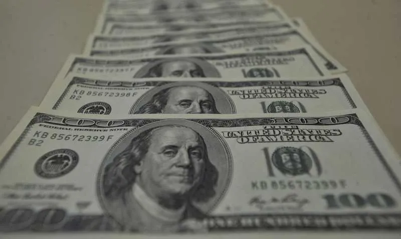 Imagem ilustrativa da imagem Dólar volta a encostar em R$ 5,20 com extensão de isolamento nos EUA