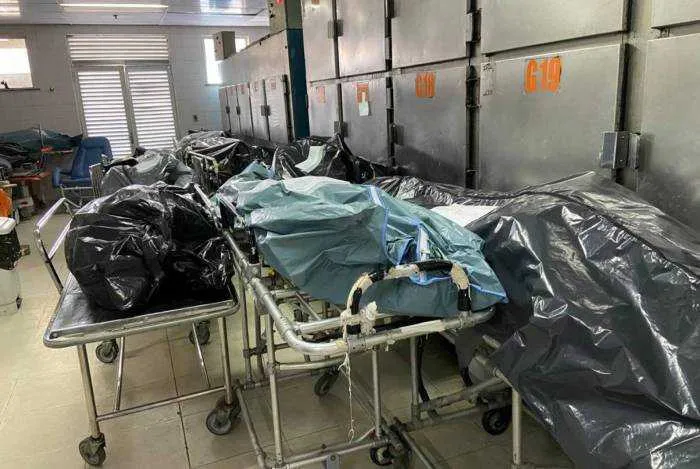 Imagem ilustrativa da imagem Foto mostra necrotério de hospital com cadáveres acumulados; prefeitura acusa funerária