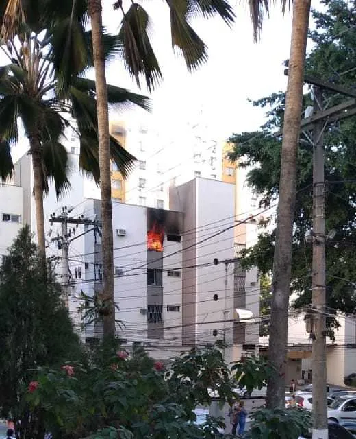 Imagem ilustrativa da imagem Urgente: apartamento pega fogo no Alcântara, em São Gonçalo
