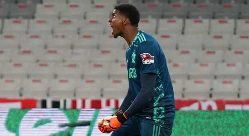 O goleiro prodígio Hugo Souza comemora o pênalti defendido