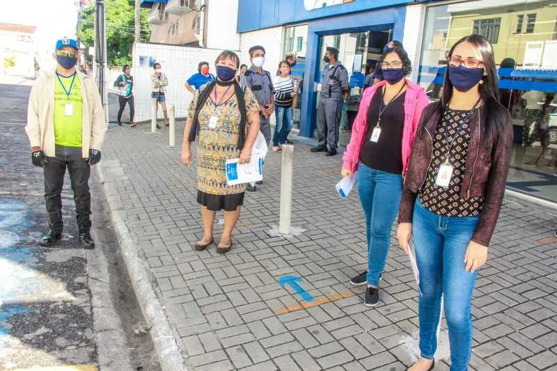  Secretaria Adjunta de Turismo e da Guarda Civil Municipal estão auxiliando na organização das pessoas que buscam atendimento na agência bancária