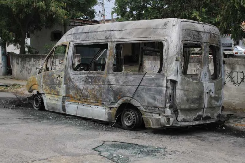 Em São Gonçalo, o criminoso chegou a atear fogo em uma van para impor ordem em 2019