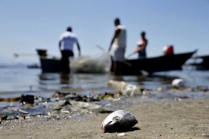 Pescadores reclamam do valor da indenização acordado entre a Petrobrás e a Feperj