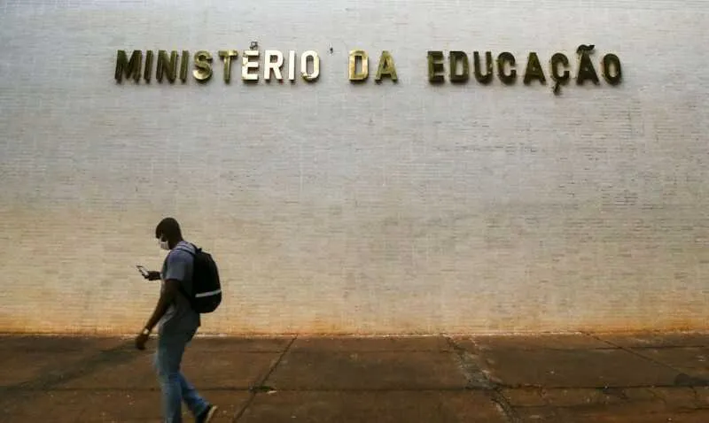 Imagem ilustrativa da imagem MEC disponibilizará internet a alunos de universidades federais