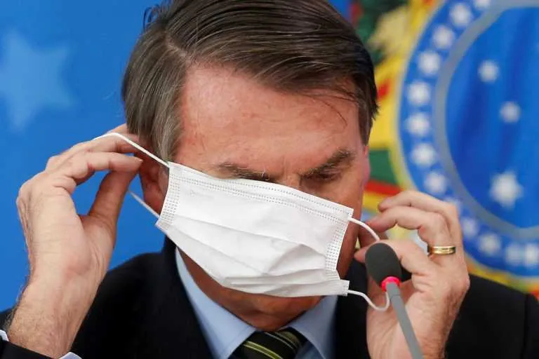 Bolsonaro sancionou, com vetos, lei que faz uso de máscara ser obrigatório no país