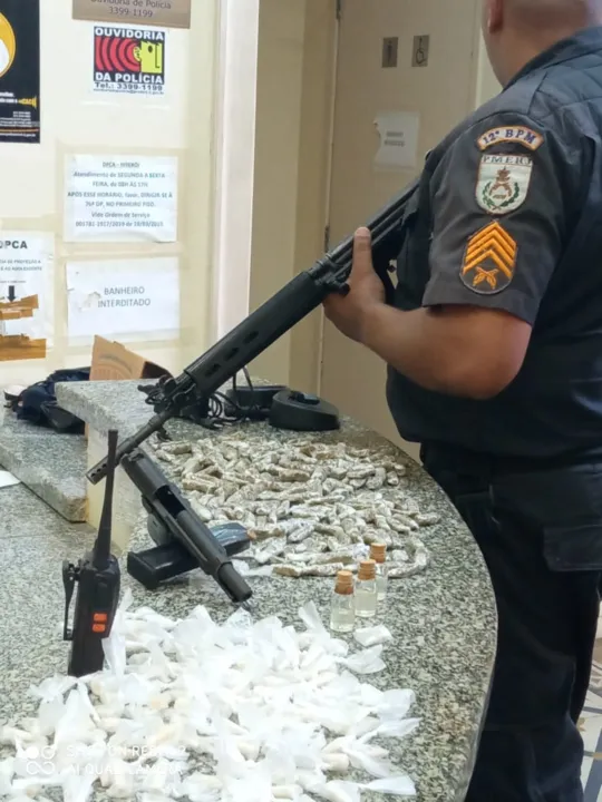 200 pinos de cocaína e 180 papelotes de maconha foram encontrados