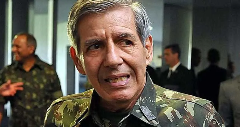 General deixou escapar seus dados pessoais ao mostrar exame negativo para o coronavírus