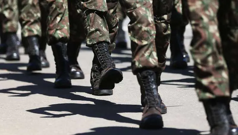 Presidente diz que militares que receberam o auxílio emergencial serão punidos e terão que devolver o valor