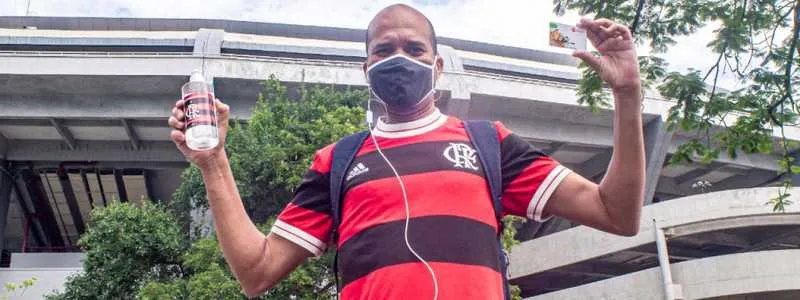 Flamengo realiza distribuição de cartão alimentação, máscaras e álcool em gel no Maracanã