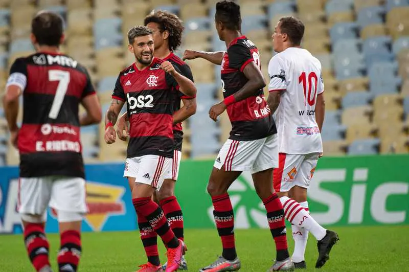 Imagem ilustrativa da imagem Flamengo aplica 3 a 0 no Bangu, na volta do Carioca, em plena pandemia