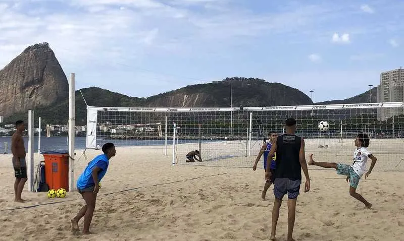 Imagem ilustrativa da imagem Crivella libera banho de mar no Rio, mas sem permanência na areia