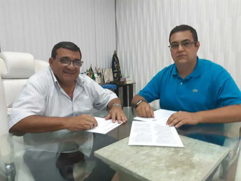 Prefeito José Luiz Nanci (Cidadania) com o secretário de Saúde, Jefferson Antunes, em seu gabinete
