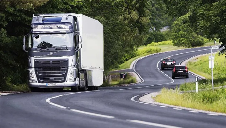 Imagem ilustrativa da imagem Projeto regulamenta tráfego de veículos pesados em rodovias e estradas estaduais
