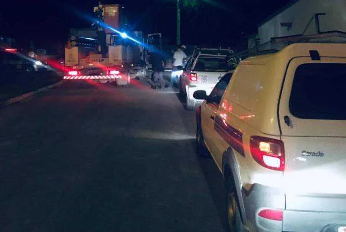 Jovem saiu de carro estacionado próximo ao fio e, sem notá-lo, encostou nele