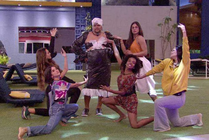 O ator topou a brincadeira facilmente, com a única exigência de não mexer em seu cavanhaque.