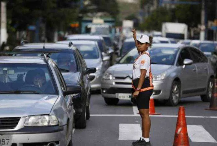 Imagem ilustrativa da imagem Reversível da Av. Roberto Silveira, em Niterói, volta a ser montada