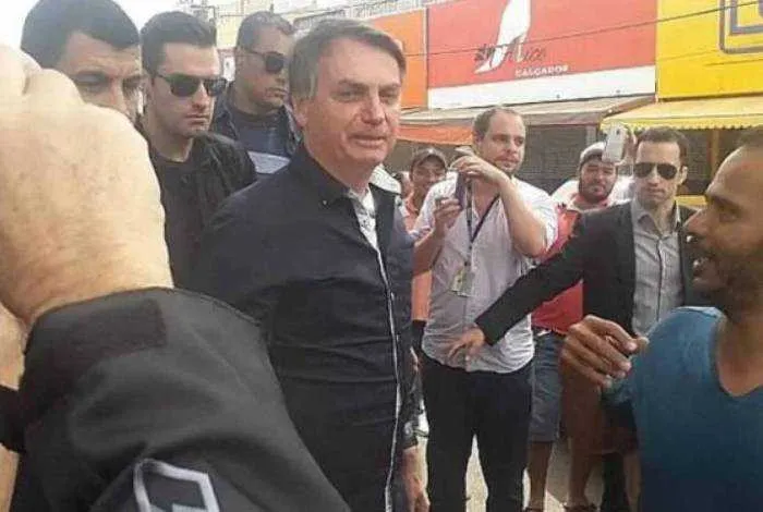 O presidente passeou por diferentes pontos de Brasília, causando pequenas aglomerações ao seu redor