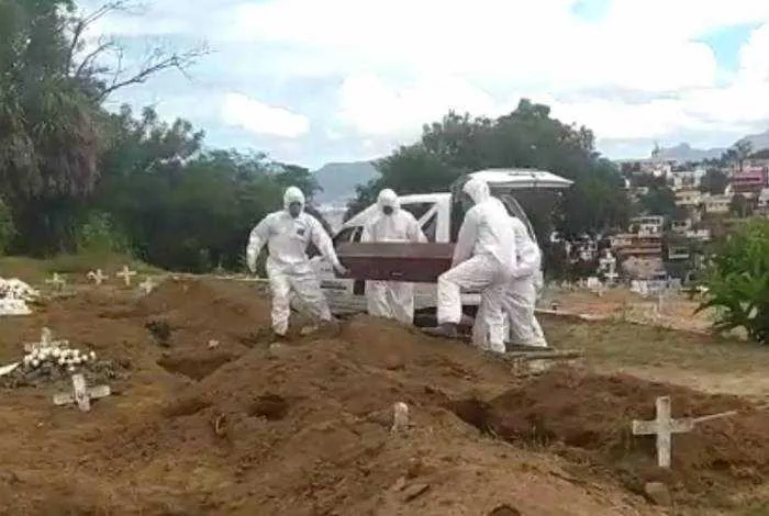 Enterro de vítima de coronavírus na Ilha do Governador, no Rio