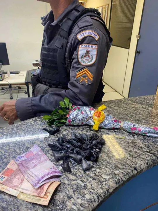 Foram encontrados também um bombom e R$ 70 em dinheiro