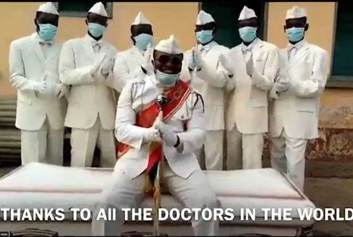 Os dançarinos são naturais de Gana, na África, onde esse tipo de funeral é famoso.