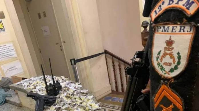 Imagem ilustrativa da imagem Suspeito é baleado e menor é apreendido após confronto com a PM em Itaipu