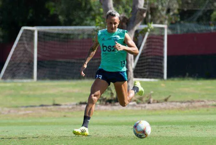 Jogador estava com o tornozelo lesionado
