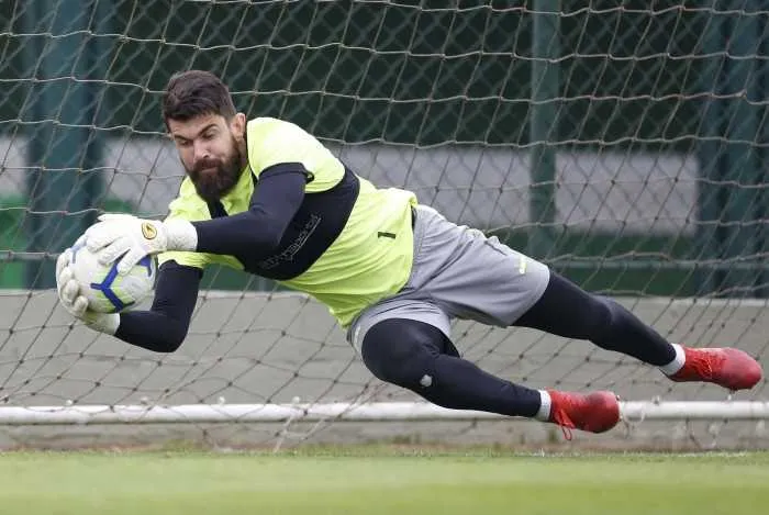 Atualmente, Fernando Miguel é o titular do clube, com três reservas disputando a vaga