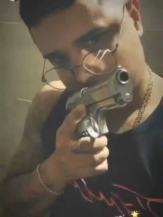 Imagem ilustrativa da imagem Filho de PM que está preso posou armado em festa organizada por milicianos em Angra dos Reis