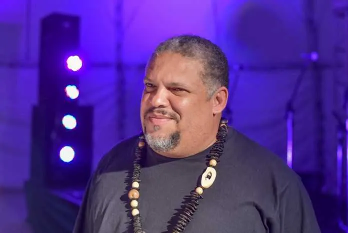 Claudinho Guimarães apresenta clássicos do samba na live das 20h 