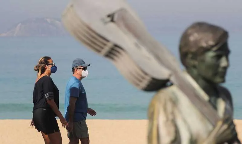 O governo do Rio de Janeiro multará em R$ 106,65 pessoas que estejam sem máscara em locais proibidos no decreto