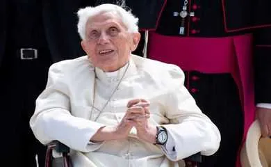 Bento XVI, de 93 anos, está bastante frágil e sua voz é praticamente inaudível