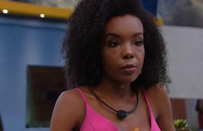 Ex-bbb Thelma fala que vai processar perfis que a atacaram durante live no Instagram 