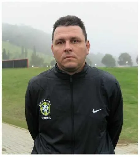 O profissional de 38 anos chega para reforçar a comissão técnica 
