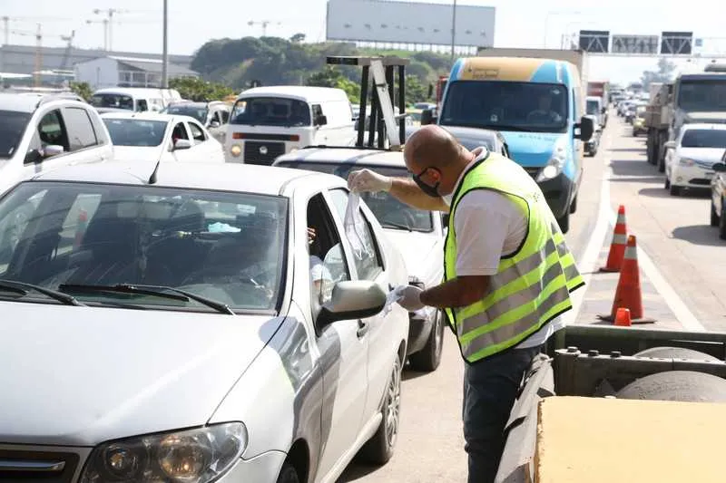 Imagem ilustrativa da imagem Prefeitura entrega máscaras para motoristas na Ponte Rio-Niterói