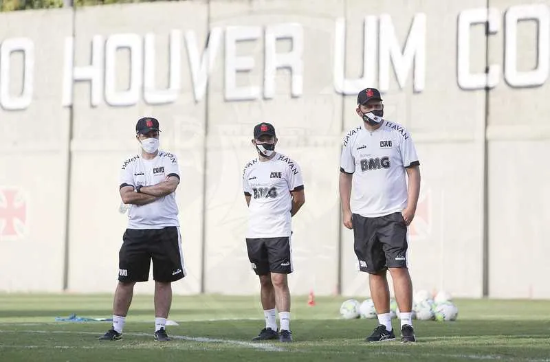 Júnior Lopes, Ramon e Thiago Kosloski observam o treinamento do time no campo anexo de São Januário 