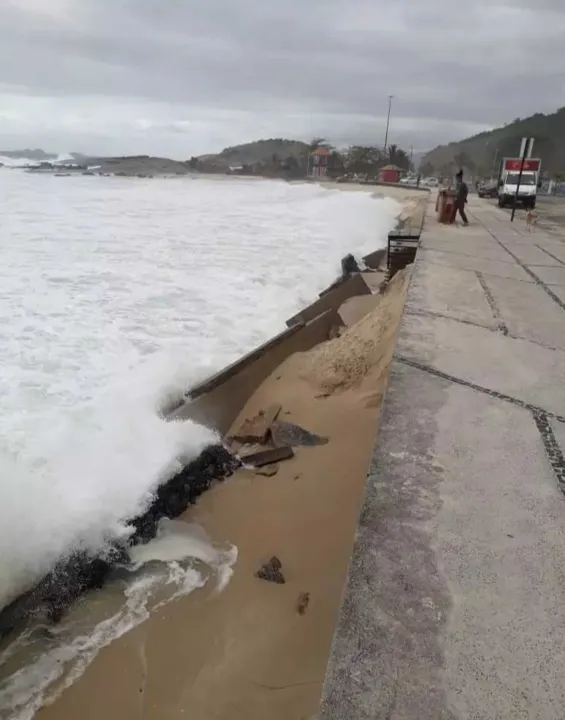 A ressaca não chegou a danificar o calçadão